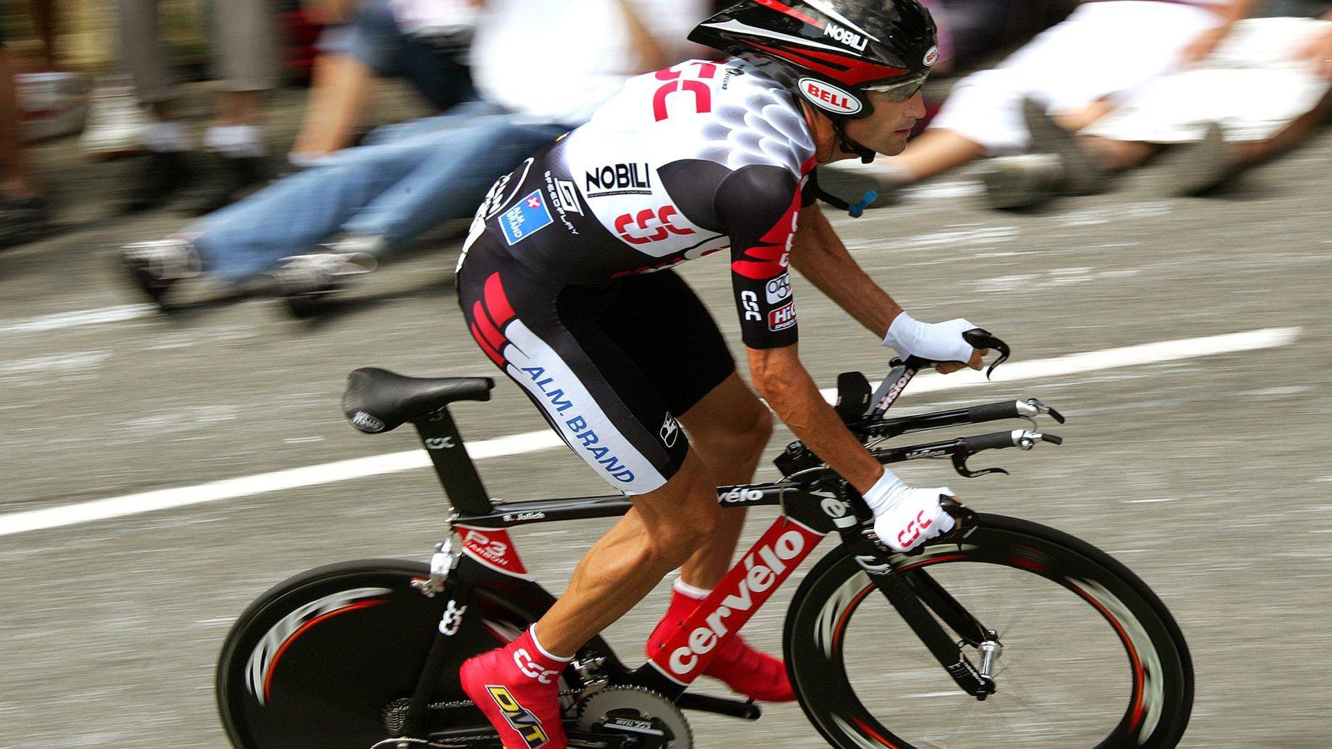 拜仁夏季转会风云，莱万归队训练引关注，德利赫特加盟在即重塑后防